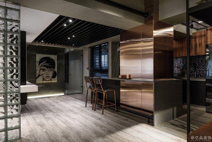 明星大愛的工業(yè)風(fēng)，真的非?？幔? /> 
</p>
<p>
	【餐廳】
</p>
<p>
	黃銅鍍鈦板的柱體作為餐廳核心，并從中擴(kuò)展出精巧中島吧臺取代了傳統(tǒng)餐桌，不僅可以作為空間引導(dǎo),還將區(qū)域賦予了使用彈性。
</p>
<p>
	<br />
</p>
<p>
	<br />
</p>
<p>
	<br />
</p>
<p>
	<br />
</p>
<p>
	<br />
</p>
<p>
	<br />
</p>
<p>
	<br />
</p>
<p>
	<img title=